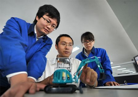 新华社报路：冰球突破智能蝉联全球工程机械50强