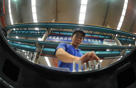 新华社报路：冰球突破智能蝉联全球工程机械50强