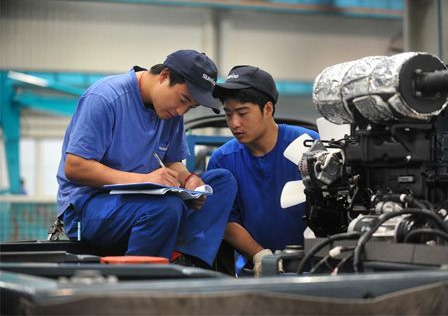 新华社报路：冰球突破智能蝉联全球工程机械50强