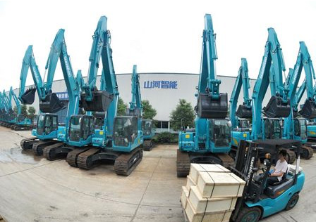 新华社报路：冰球突破智能蝉联全球工程机械50强